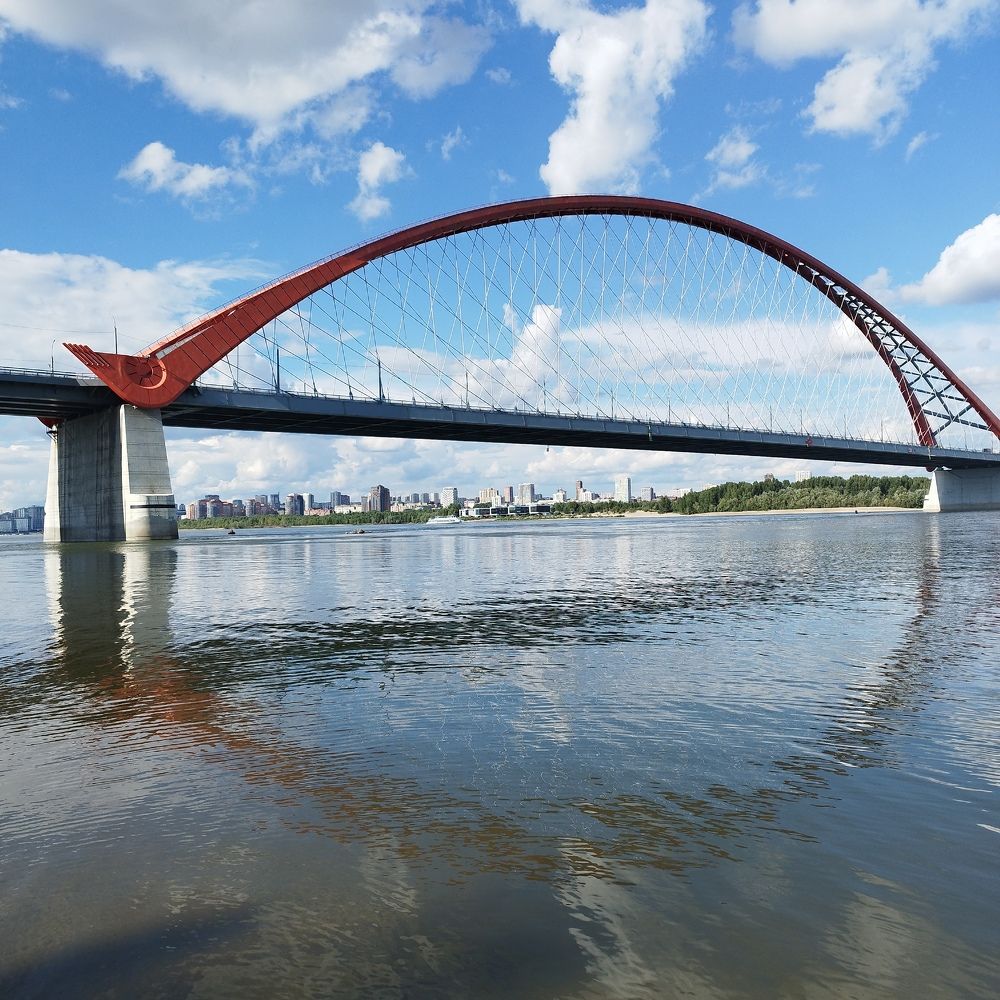 Мост в летний день