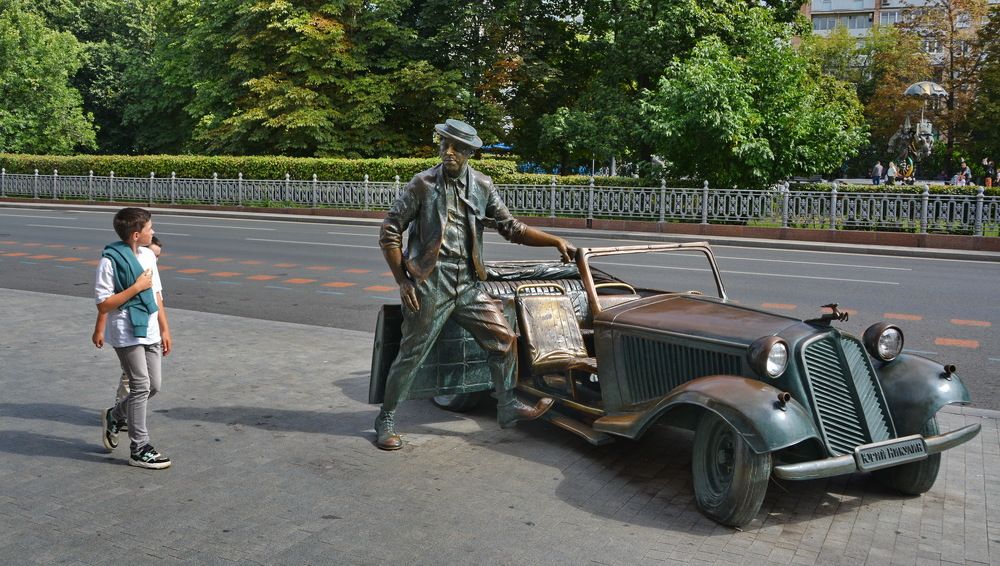 Клоун и мальчик.