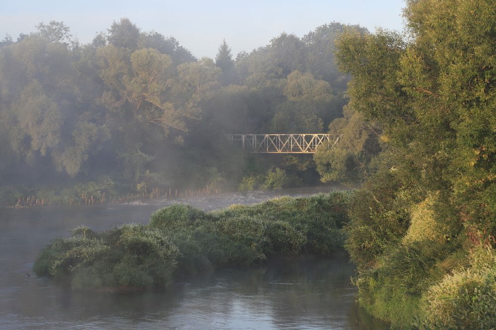Пешеходный мост в тумане