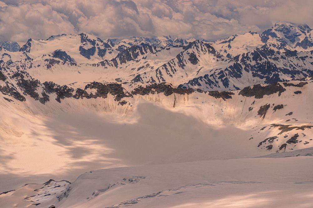 Заснеженные вершины гор