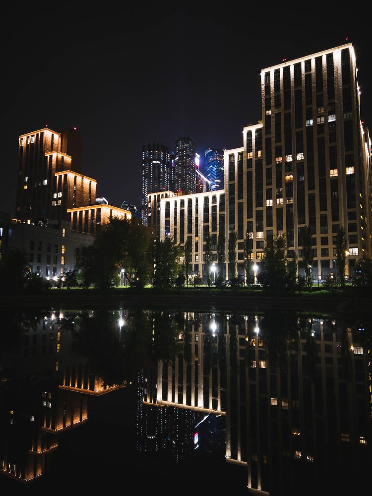 Ночная Москва в отражении