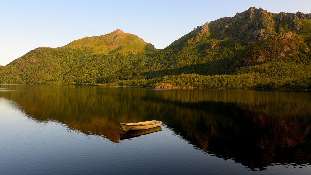 Тихое утро. Желтая лодка.