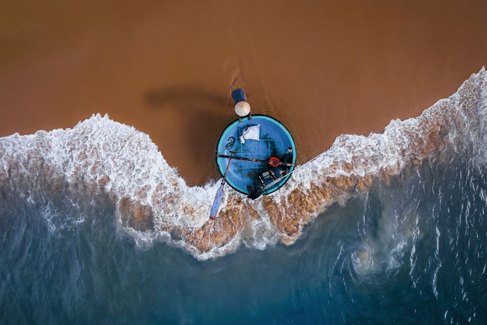 Vượt sóng ra khơi