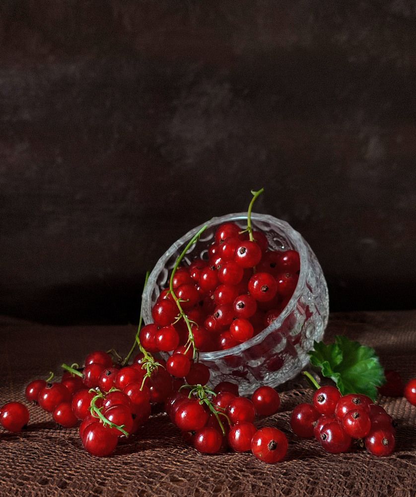 Натюрморт с красной смородиной
