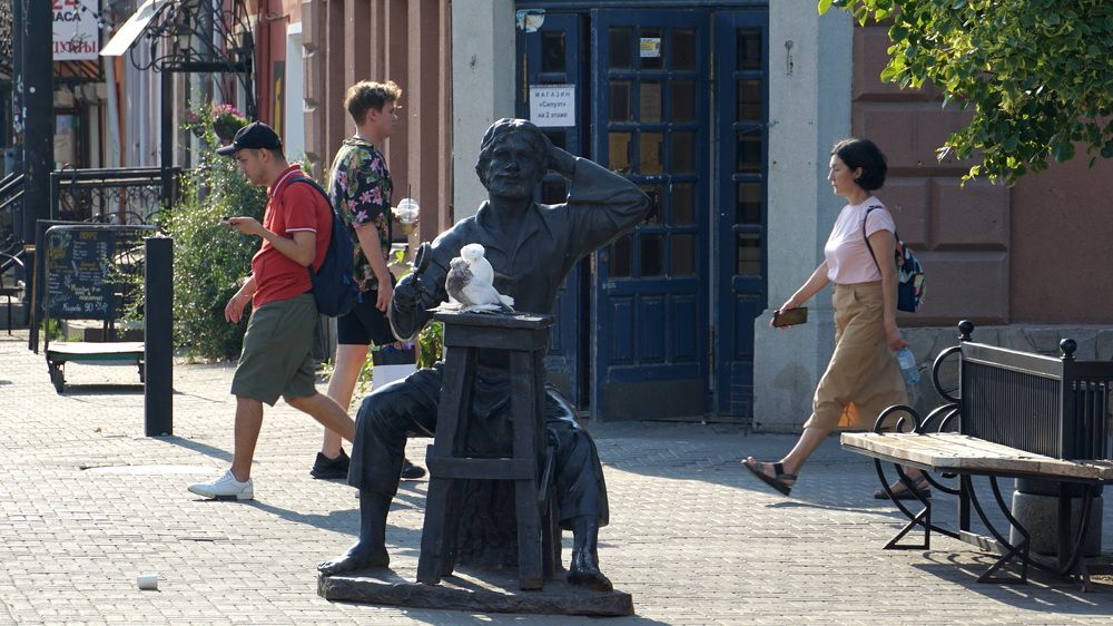 Скульптуры и люди