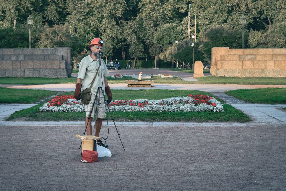 Человек поющий/The singing man