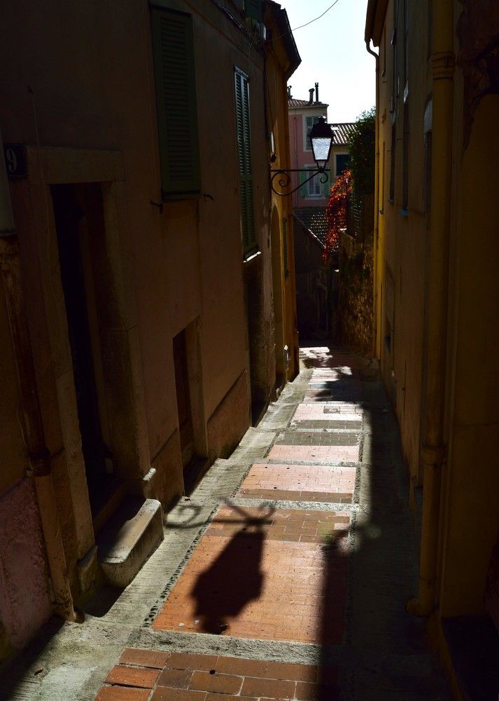 На улице Ментона