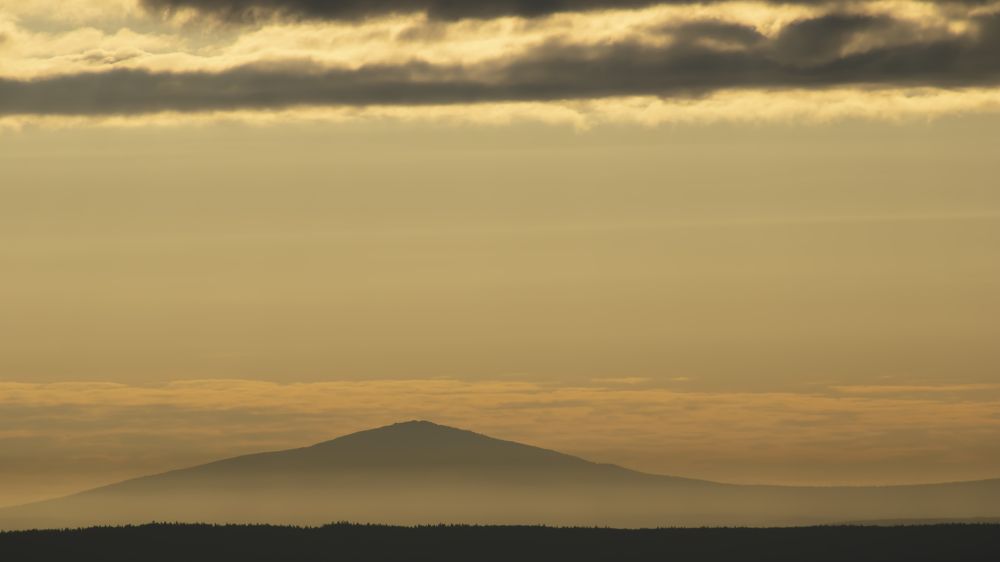 Вид на горный хребет Басеги туманным утром