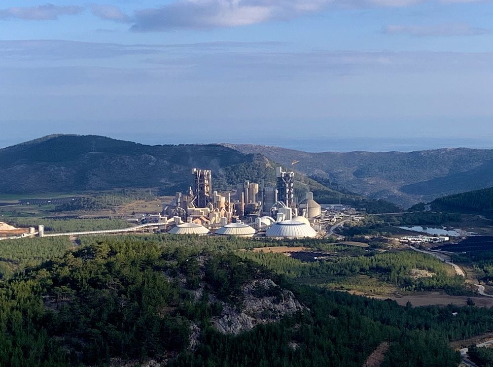 Зеленая долина с фабрикой