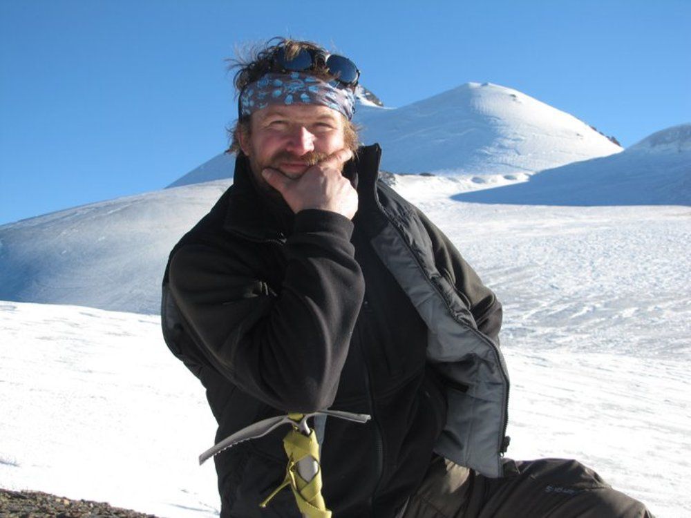 На фоне Казбека