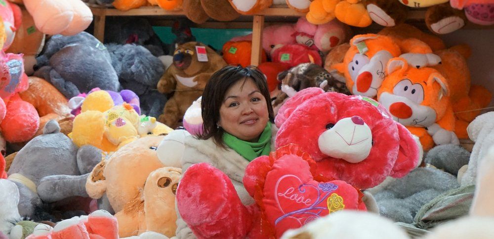 Игрушечный магазин - место, где взрослые снова становятся детьми, хоть и ненадолго.