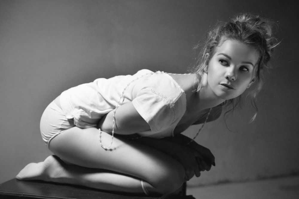 Дашенька, котенок на тумбочке