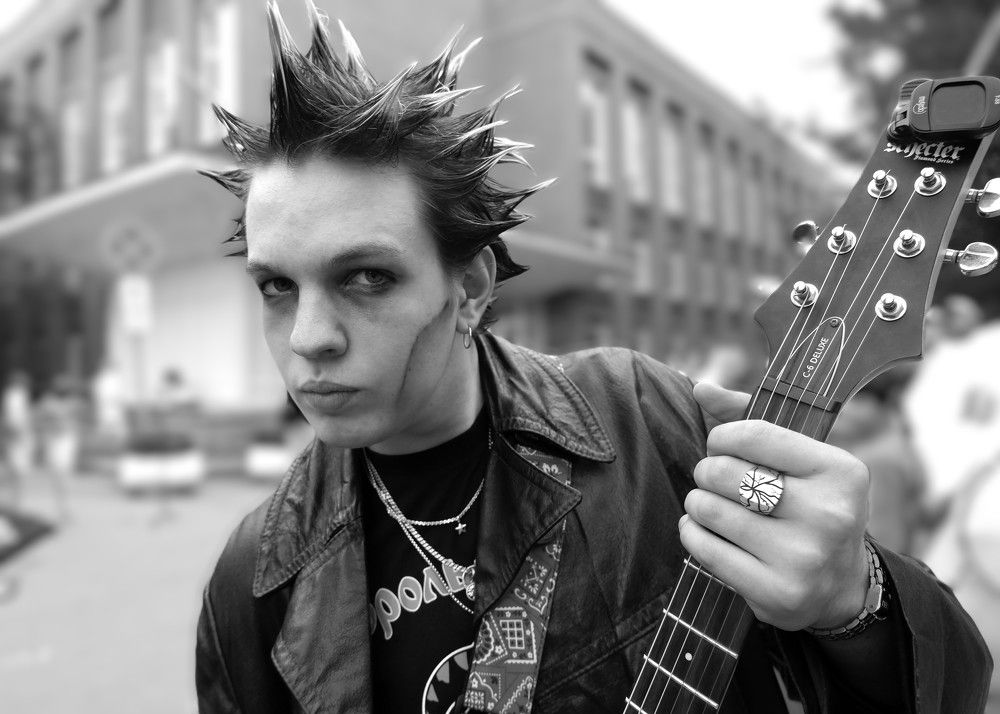 Эпатажный гитарист.