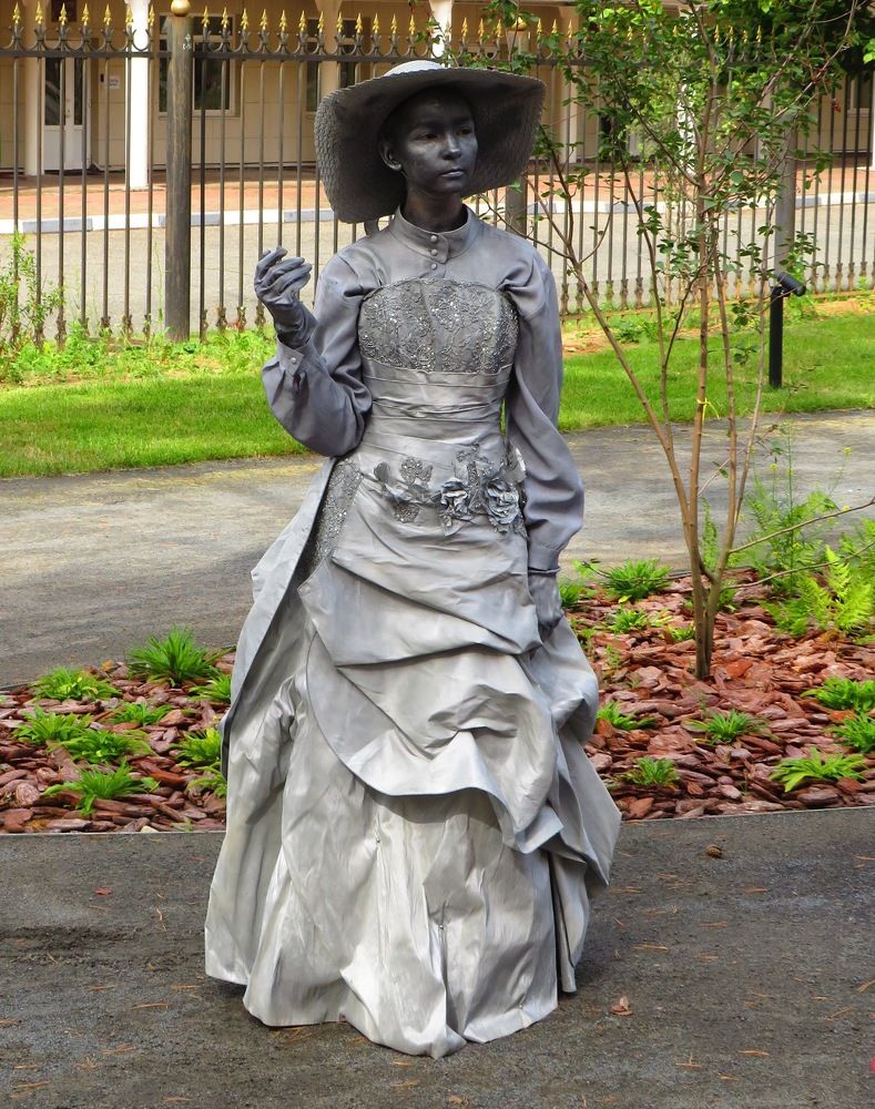 Девушка - скульптура