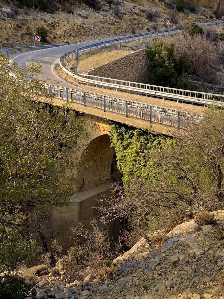 Римский мост с современной дорогой