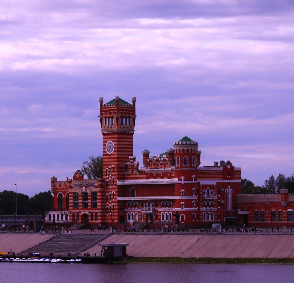 Здание с часами "12 апостолов"