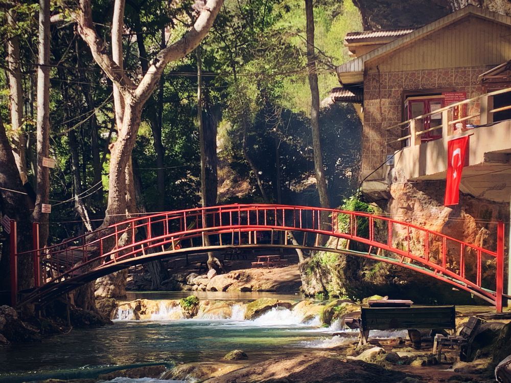 Красный мост через ручей