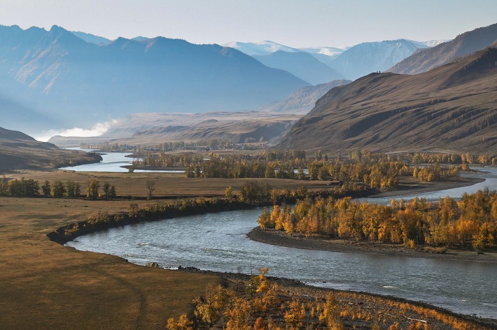 Катунь. Утренний вид на село Инегень.