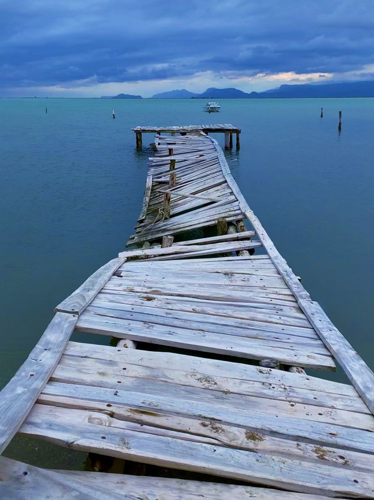 Брошенный мостик в заливе