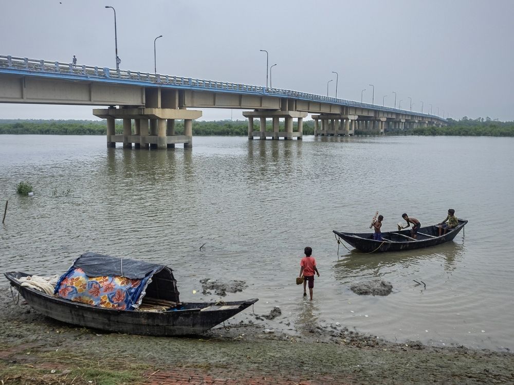 Story of daily life and a bridge