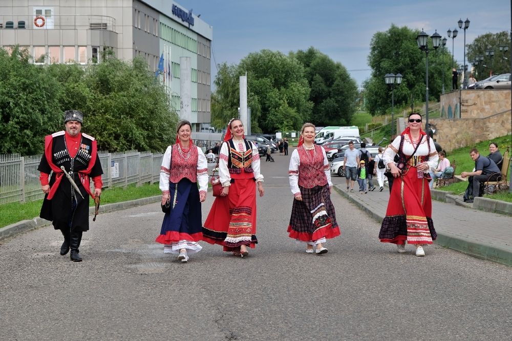 Вдоль по улице