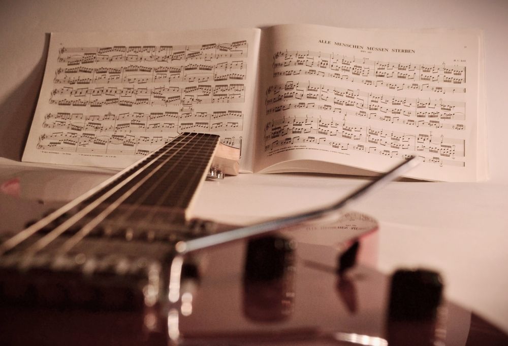 А музыка звучит...