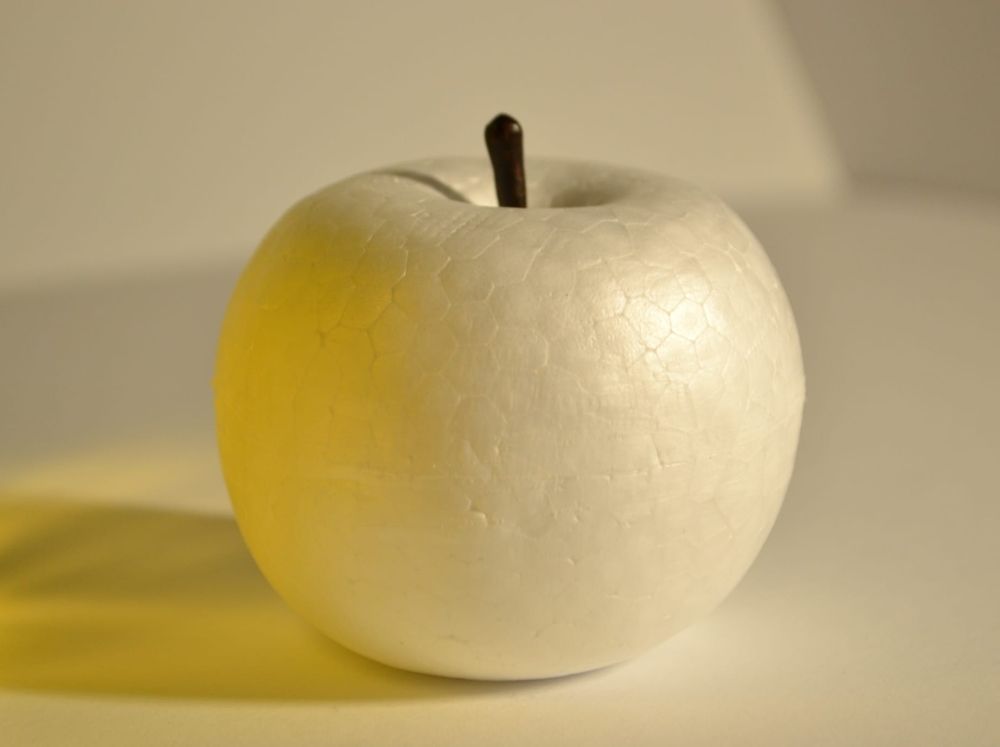 Пенопластовое яблоко....