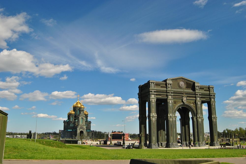 Главный храм вооруженных сил  на фоне арки
