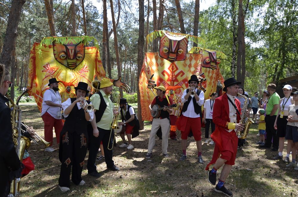 Оркестр и куклы.