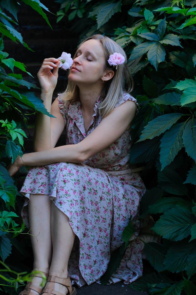 Девушка с цветком