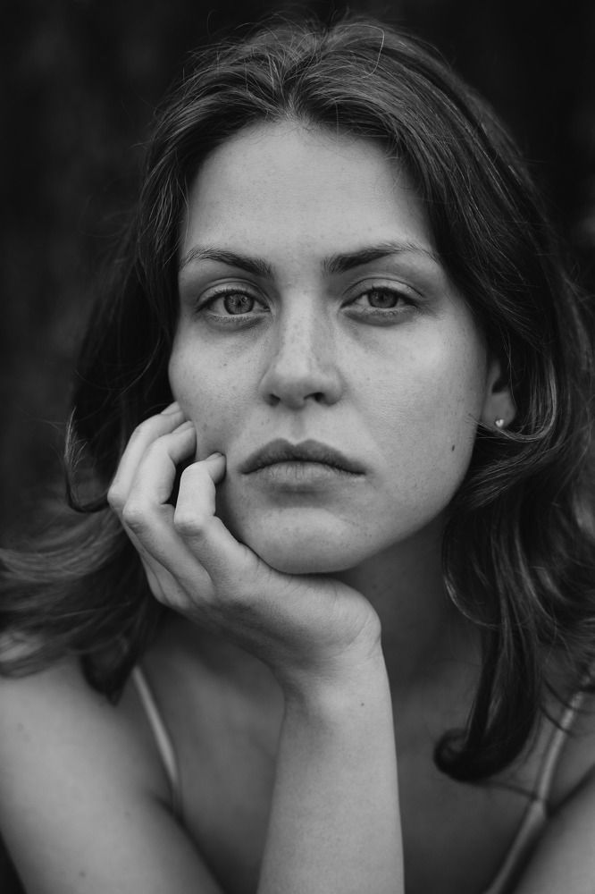 Женский черно-белый портрет