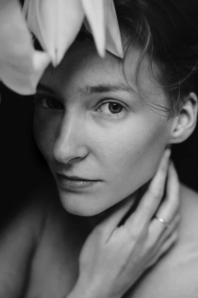 Женский черно-белый портрет