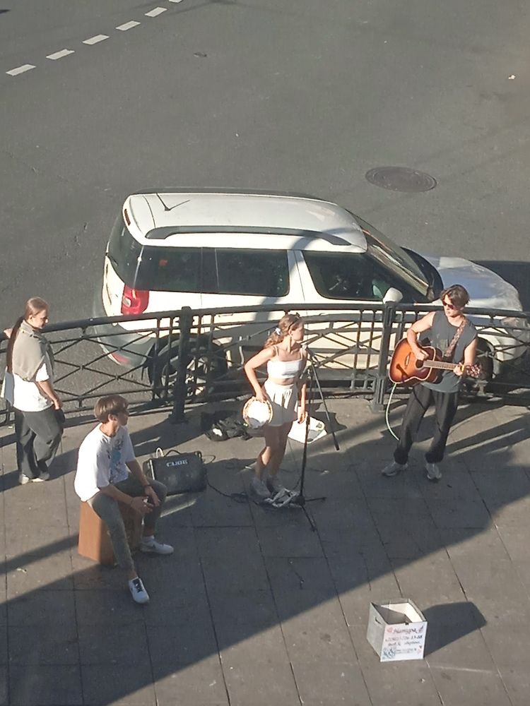 На лабутенах....