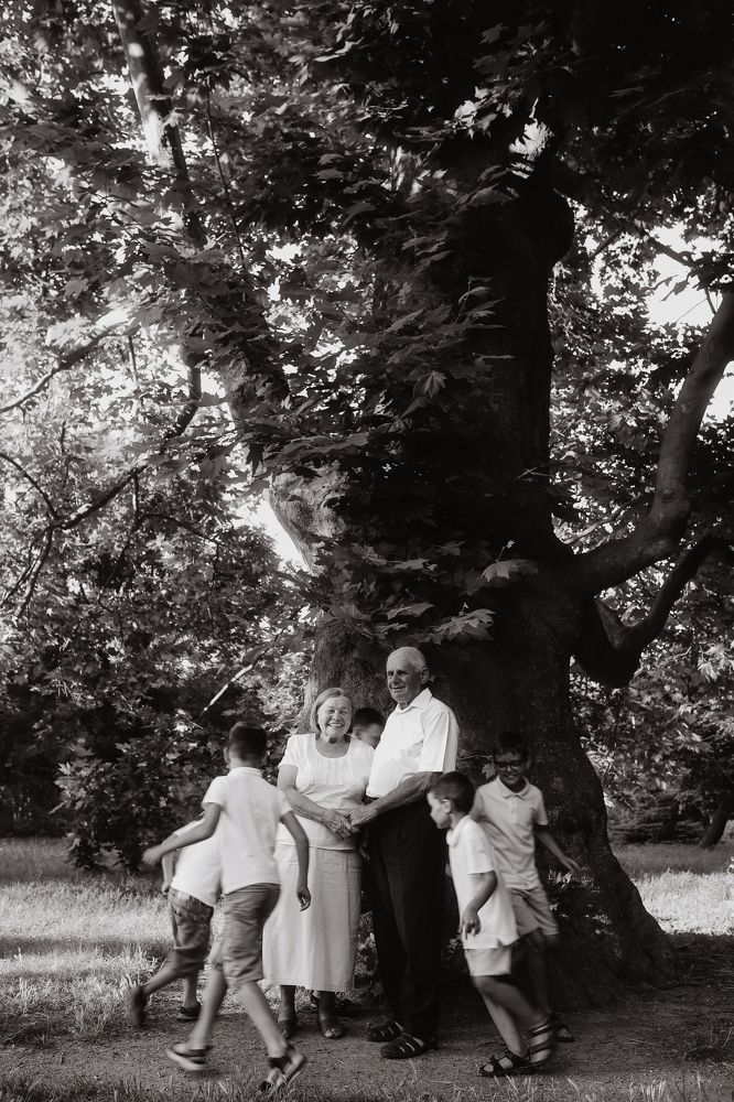 60-летие пожилой пары в кругу правнуков