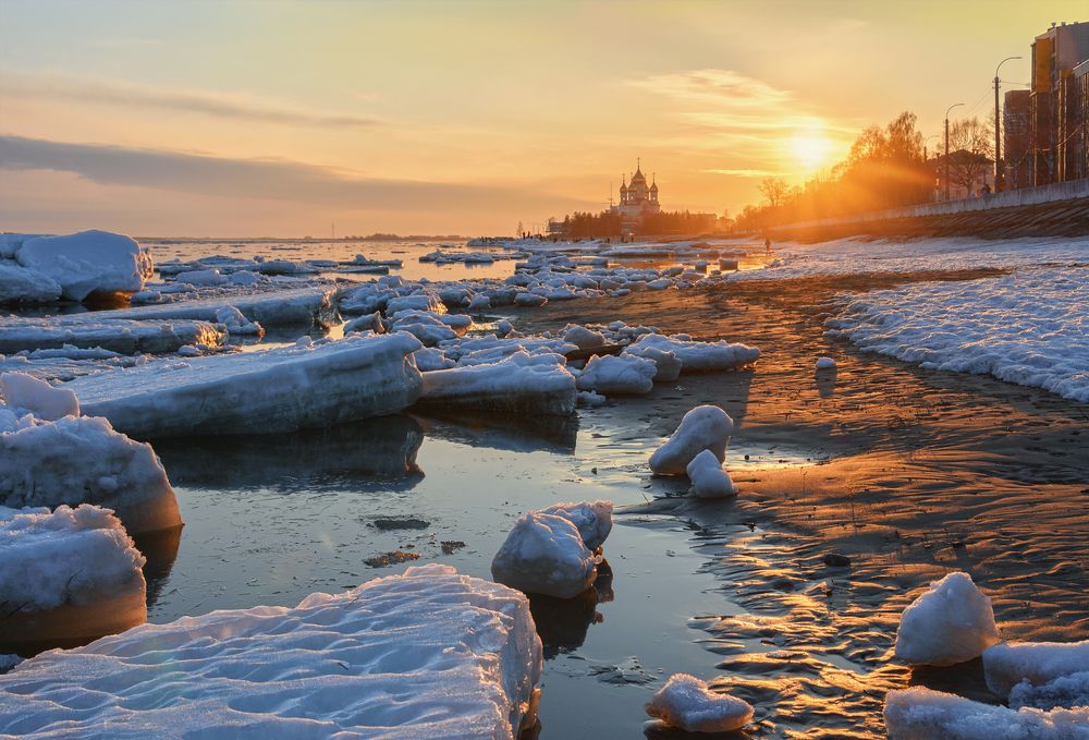 Ледоход в закатном свете