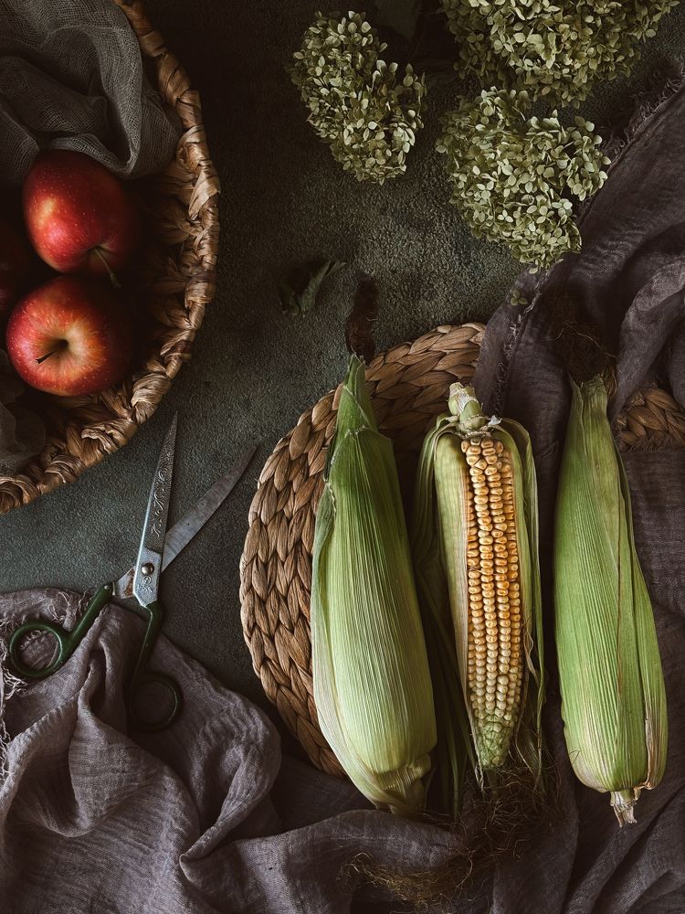 Натюрморт с кукурузой и яблоками