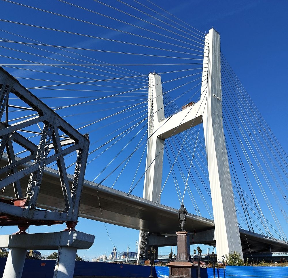 Историческое переплетение мостов и памятника