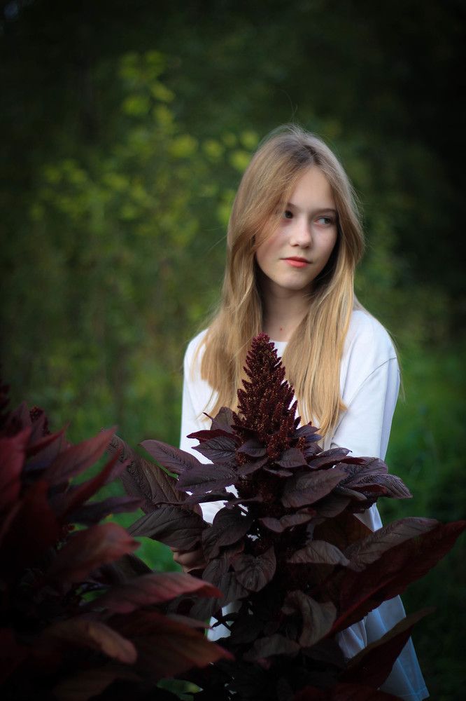 Кристина  и бордовые цветы