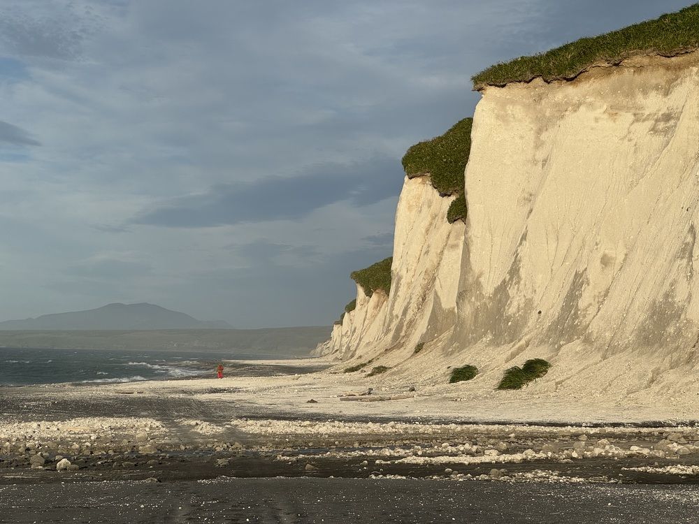 Человек и Белые скалы Итурупа