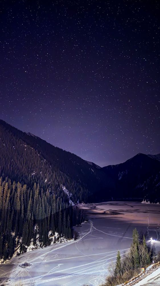 Зимнее звездное небо в горах