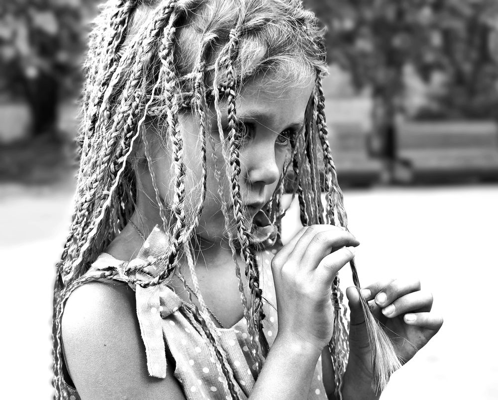 Девочка с косичками.