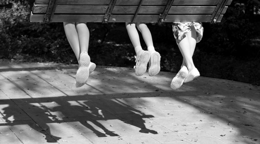 Трое на качелях