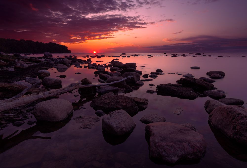 Закат над каменистым берегом