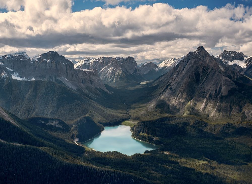 Дрон фото горного озера