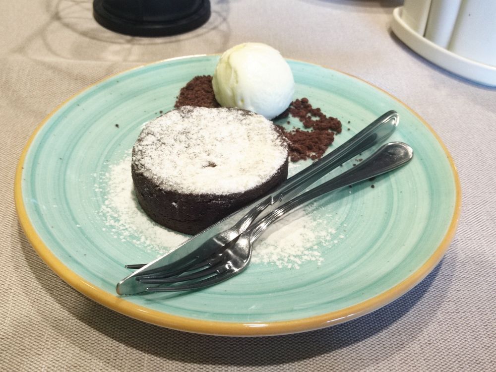 Шоколадный Фондан с мороженым.