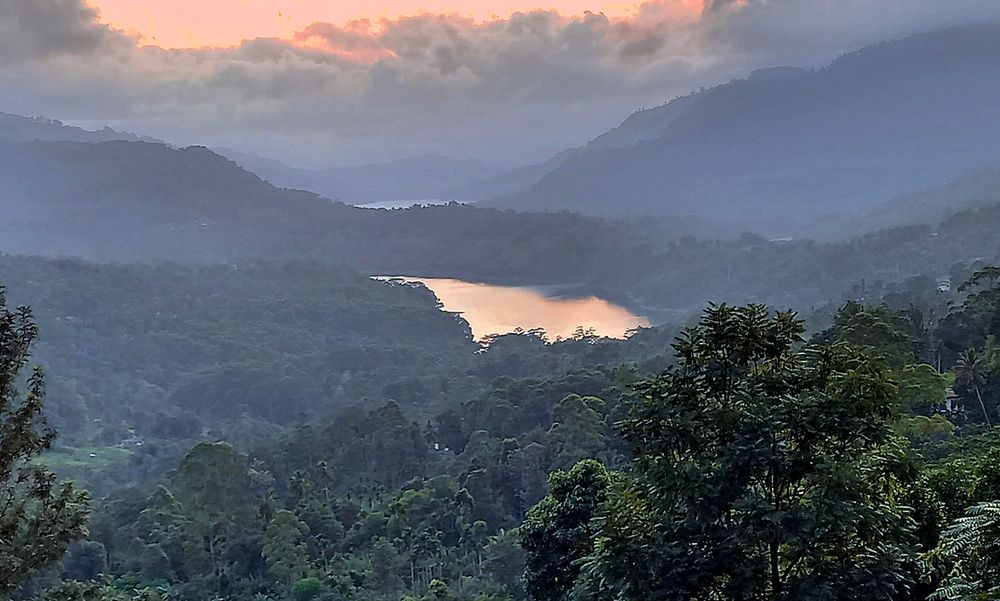 Озеро сверху на закате