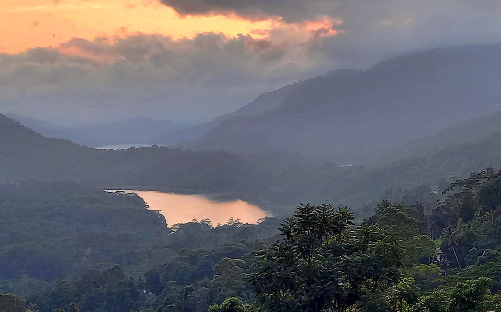 Вечернее озеро на Шри Ланка