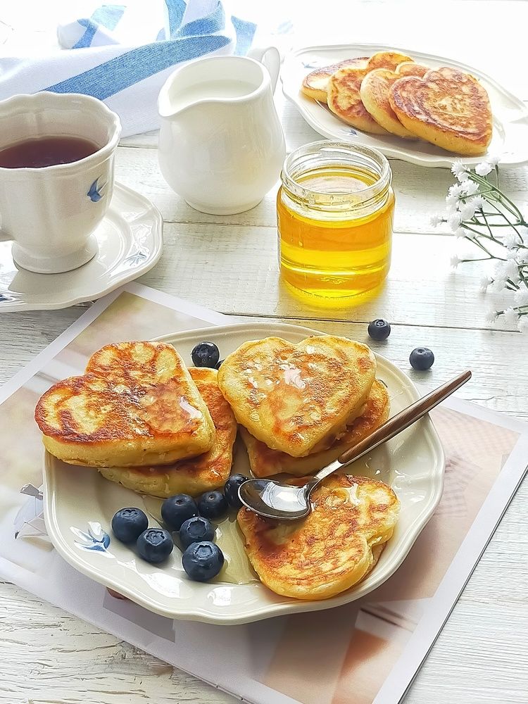 Оладьи с медом и ягодами