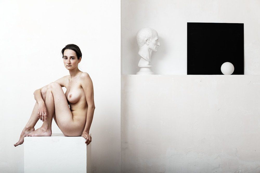 Ню с белой сферой