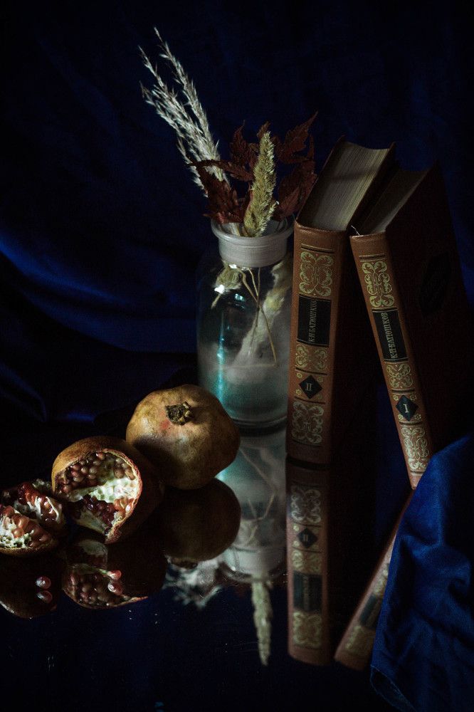 Натюрморт с гранатами и книгами.